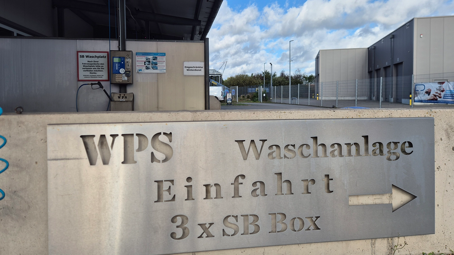 Einfahrtsschild zur Waschanlage und den drei SB-Boxen
