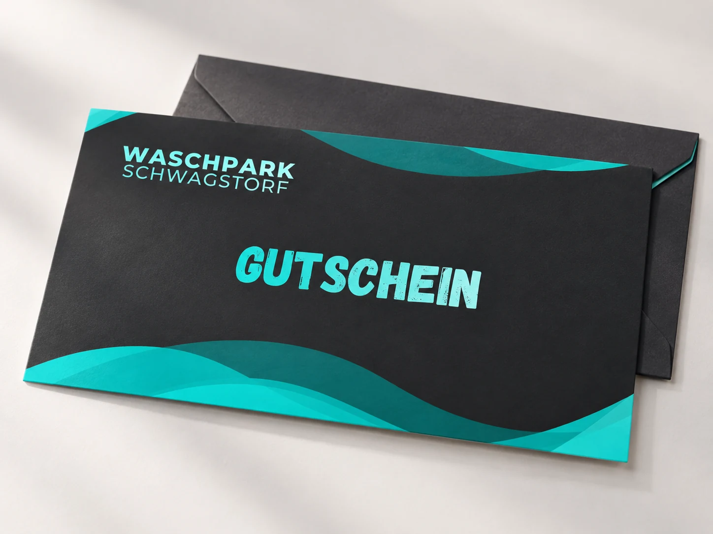 Produktdarstellung des Waschpark-Schwagstorf-Gutscheins mit dunklem Umschlag